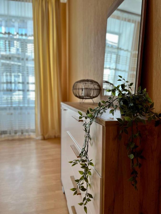Apartment On Hnatiuka With Parking Lviv Bagian luar foto