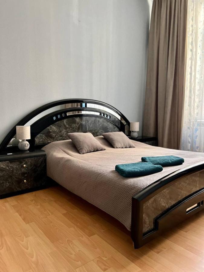 Apartment On Hnatiuka With Parking Lviv Bagian luar foto