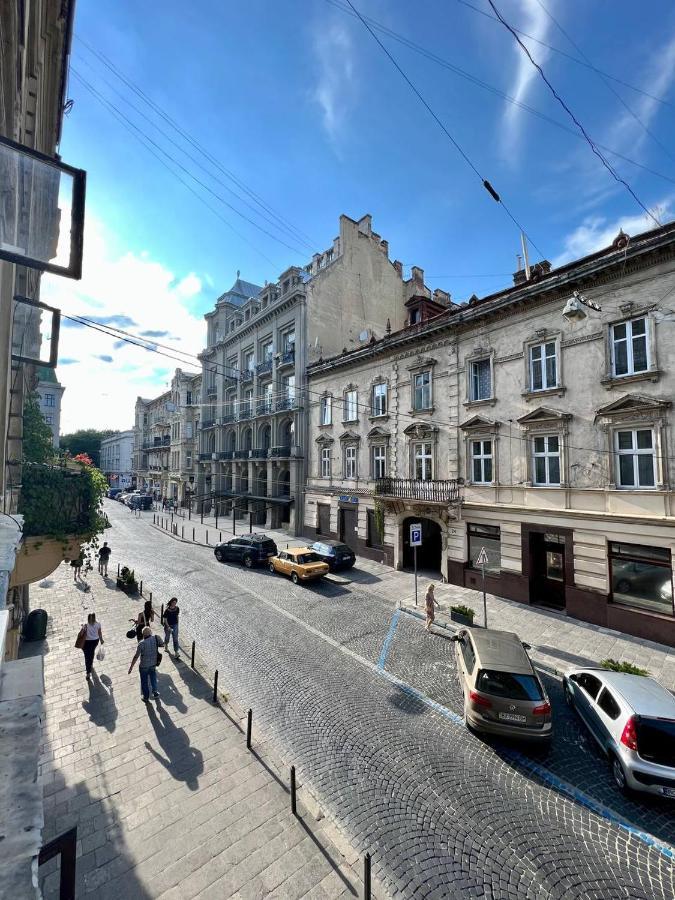 Apartment On Hnatiuka With Parking Lviv Bagian luar foto