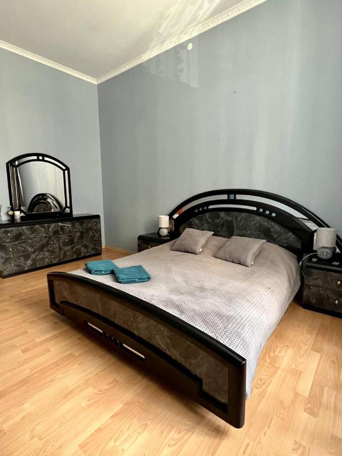 Apartment On Hnatiuka With Parking Lviv Bagian luar foto