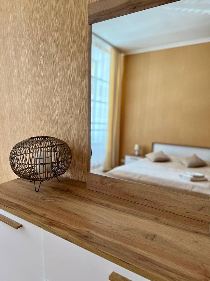 Apartment On Hnatiuka With Parking Lviv Bagian luar foto