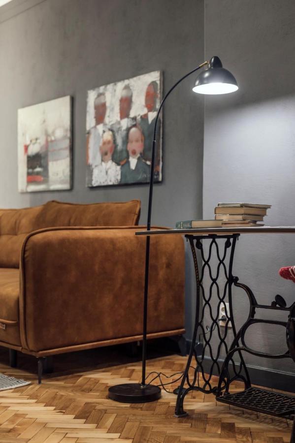 Apartment On Hnatiuka With Parking Lviv Bagian luar foto