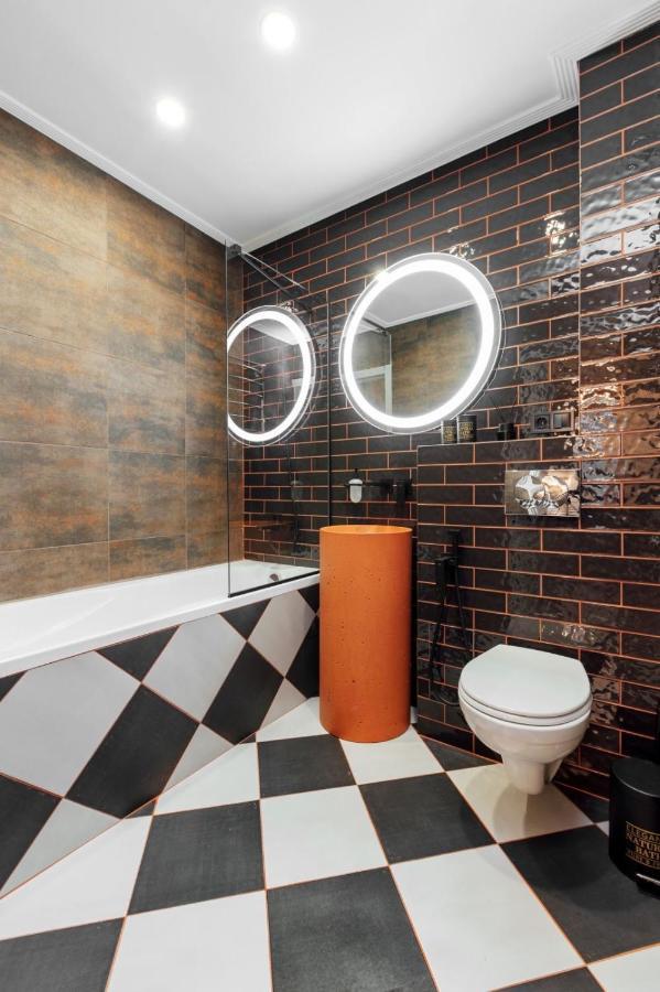 Apartment On Hnatiuka With Parking Lviv Bagian luar foto
