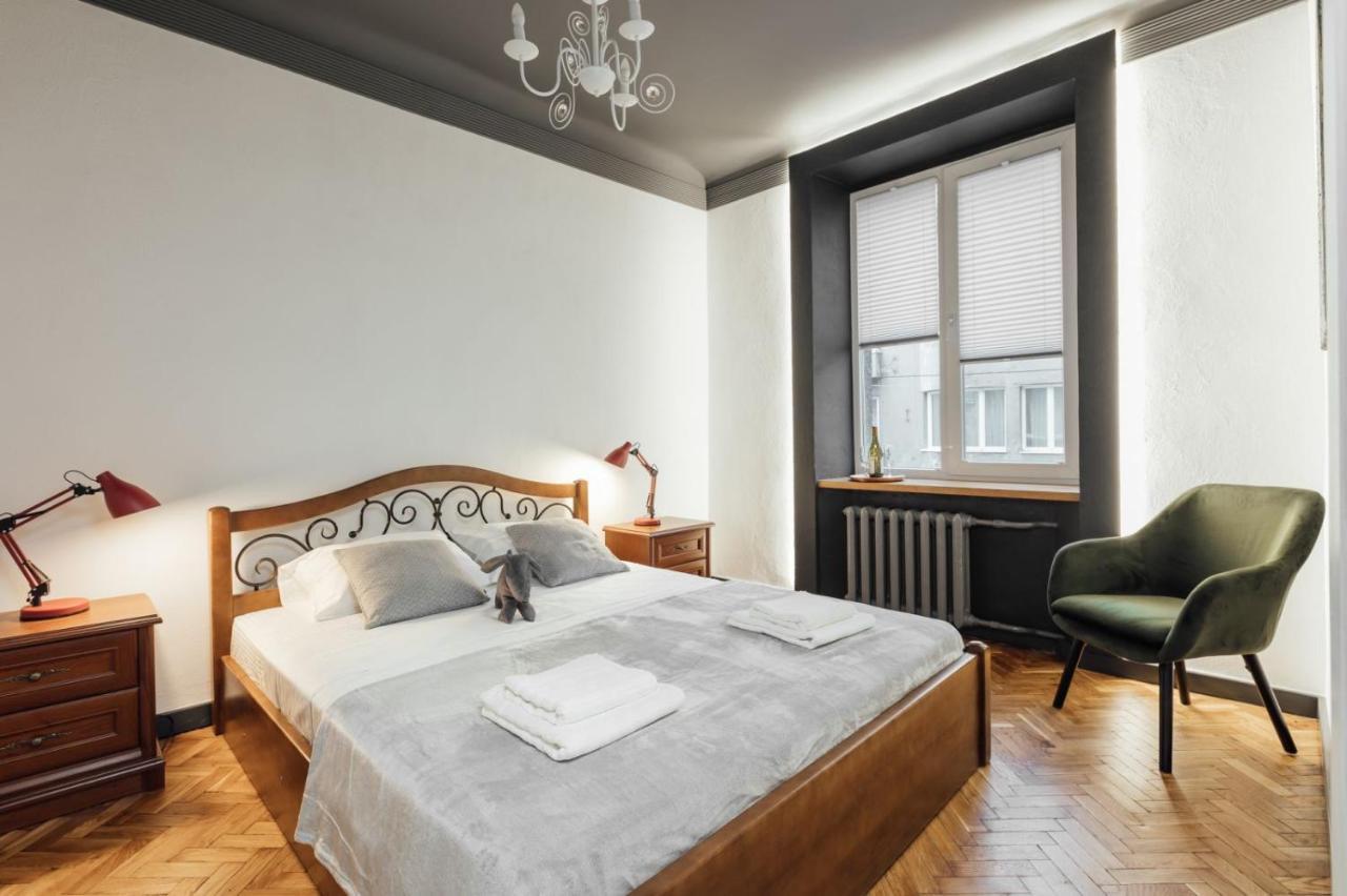 Apartment On Hnatiuka With Parking Lviv Bagian luar foto